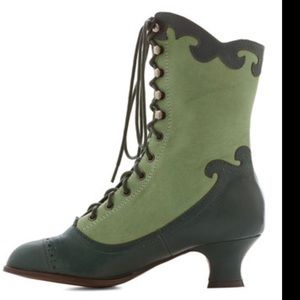 ISO MISS L FIRE VICTORIAN VIXEN BOOT IN SIZE 6